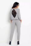 elegancki szary kombinezon z kieszeniami.webp