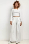 szerokie spodnie białe z kantem.webp
