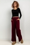 szerokie spodnie bordowe z kantem.webp