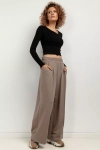 szerokie spodnie cappuccino z kantem.webp