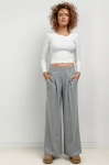 szerokie szare spodnie z kantem.webp