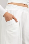 wygodne białe spodnie z kantem.webp