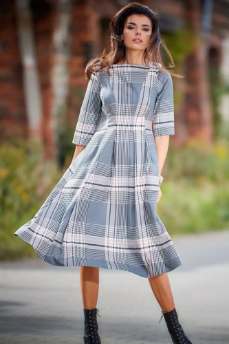 Sukienka midi w kratkę z dekoltem w łódkę.webp