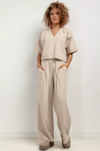 komplet dresoy damski beżowy z szerokimi nogawkami.webp