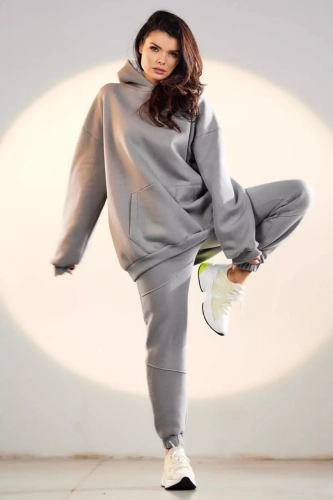oversize bluza z kapturem w zestawie ze spodniami.webp