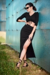 czarny crop top damski z dekoltem w serek.webp