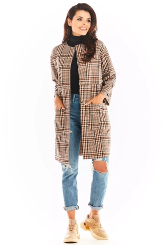 elegancki beżowy płaszcz na chłodne dni