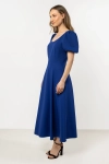 Zwiewna sukienka w chabrowym odcieniu z eleganckimi rękawami.webp