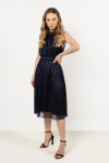 Kobieca granatowa sukienka bez rękawów, z podkreśloną talią i plisowanym dołem.webp