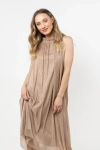 Zwiewna plisowana sukienka z marszczoną stójką i lekkim krojem.webp