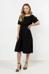 Elegancka sukienka czarna z krótkimi, luźnymi rękawami i elastycznym ściągaczem w pasie.webp