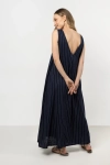 Granatowa sukienka na ramiączkach z subtelnym marszczeniem na plecach, idealna na gorące dni.webp