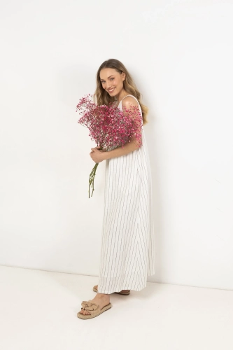 Sukienka maxi z prostym, eleganckim krojem.webp