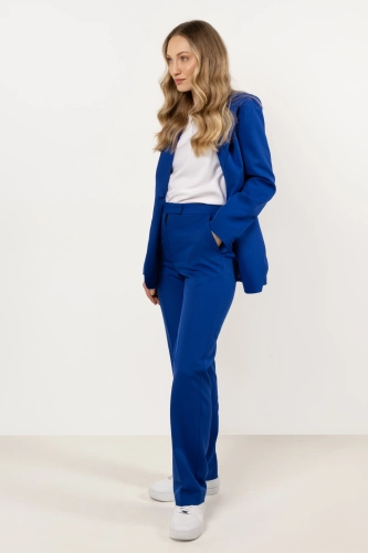 Stylowy garnitur damski w chabrowym kolorze - idealny na biznesowe spotkania.webp