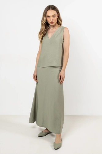 Minimalistyczny komplet z topem i spódnicą w stylu casual.webp