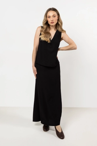 Minimalistyczna stylizacja z czarnym topem i spódnicą.webp