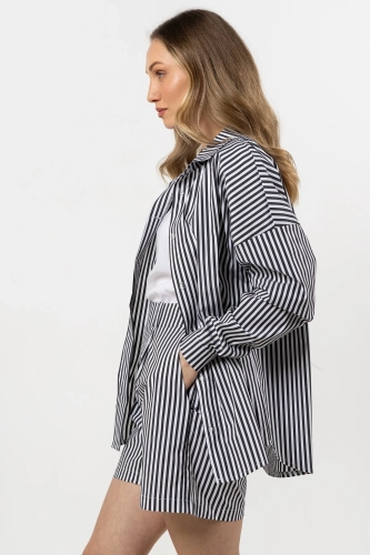 Stylowy zestaw letni w kontrastowym wzorze.webp