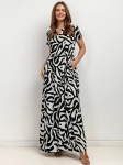 Długa sukienka z czarnym printem i wygodnym krojem.webp
