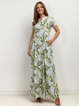 Długa sukienka z printem i wygodnym krojem.webp
