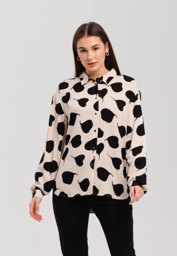 Elegancka koszula z długim rękawem i luźnym krojem.webp