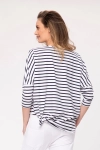 Luźna bluzka w paski o miejskim charakterze.webp