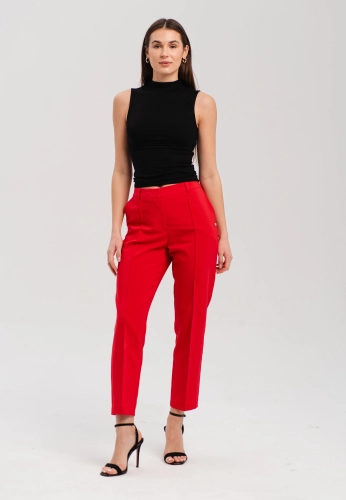 Klasyczne spodnie damskie z prostą nogawką.webp