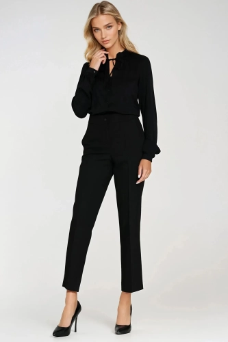 Delikatna bluzka damska z ozdobnym wiązaniem i klasycznym fasonem.webp