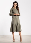 Elegancka sukienka damska sage green midi, rozkloszowana z falbaną