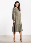 Elegancka sukienka damska sage green midi, rozkloszowana z falbaną