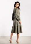 Elegancka sukienka damska sage green midi, rozkloszowana z falbaną