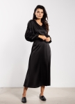 Elegancka rozkloszowana spódnica czarna satynowa midi idealna na każdą okazję