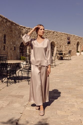 Elegancka rozkloszowana spódnica beżowa satynowa midi idealna na każdą okazję