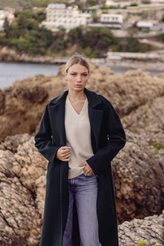 Modny płaszcz damski w kolorze butelkowej zieleni idealny na jesień i zimę