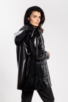 Elegancki czarny płaszcz z połyskiem na deszczowe dni