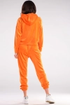 Pomarańczowy komplet welurowy; bluza oversize z obniżoną linią ramion, joggery z kieszeniami; miękki, elastyczny i stylowy total look