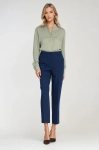 Pistacjowa bluzka ze stójką i półplisą; ujęcie całej sylwetki z przodu, zestawiona z granatowymi spodniami..webp