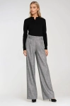 Czarna bluzka henley, stójka i listwa guzikowa – ujęcie całej sylwetki, elegancki look do pracy..webp
