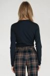 Granatowa bluzka z długim rękawem – widok od tyłu, gładkie wykończenie karku, styl smart casual..webp