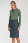 Oliwkowa bluzka z dekoltem henley i listwą guzikową – półprofil, smart casual, połączona ze spódnicą..webp