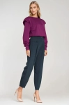 Purpurowa bluza z okrągłym dekoltem i dekoracyjną listwą na ramionach.webp