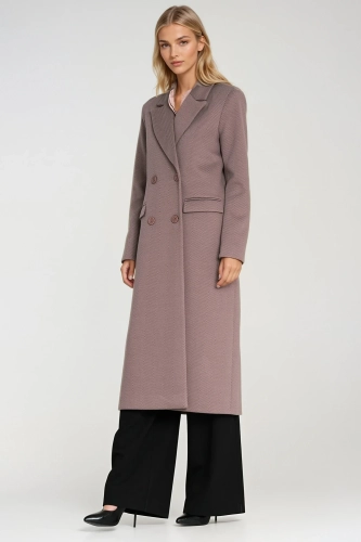 Beżowy płaszcz z szerokimi klapami.webp