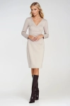 Beżowa sukienka midi z kopertowym dekoltem i długim rękawem.webp