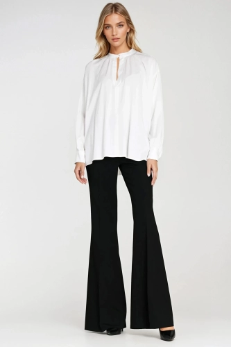 Czarne spodnie damskie z długą, rozkloszowaną nogawką typu flare, wysokim pasem i kantem.webp