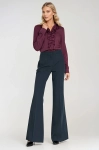 Granatowe spodnie garniturowe o kroju flare, z wysokim pasem, kantem na nogawkach i kieszeniami.webp