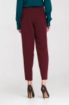 Bordowe spodnie materiałowe z prostym paskiem i zwężaną nogawką.webp