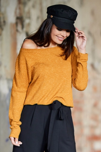 Bluzka damska z dekoltem na jedno ramię, prążkowana dzianina i luźny fason w codziennej stylizacji.webp