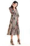 Dopasowana u góry sukienka midi w zwierzęcy print z rozkloszowanym dołem.webp