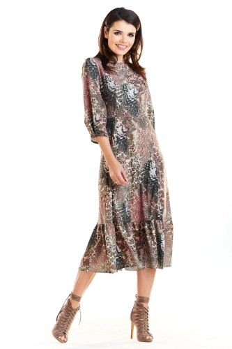 Elegancka sukienka damska w zwierzęcy print, rozkloszowany dół i długość midi.webp