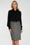 czarna koszula z wiązaniem pod szyją i tweedowa spódnica ołówkowa zestaw na święta.webp