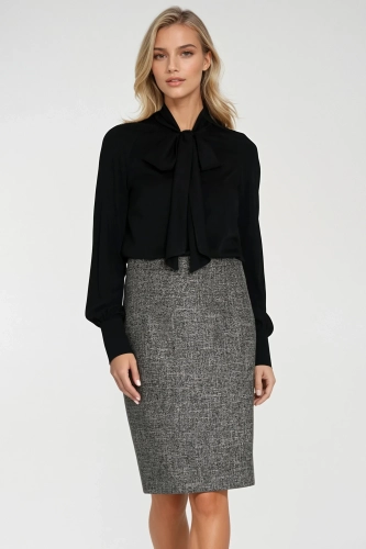 czarna koszula z wiązaniem pod szyją i tweedowa spódnica ołówkowa zestaw na święta.webp